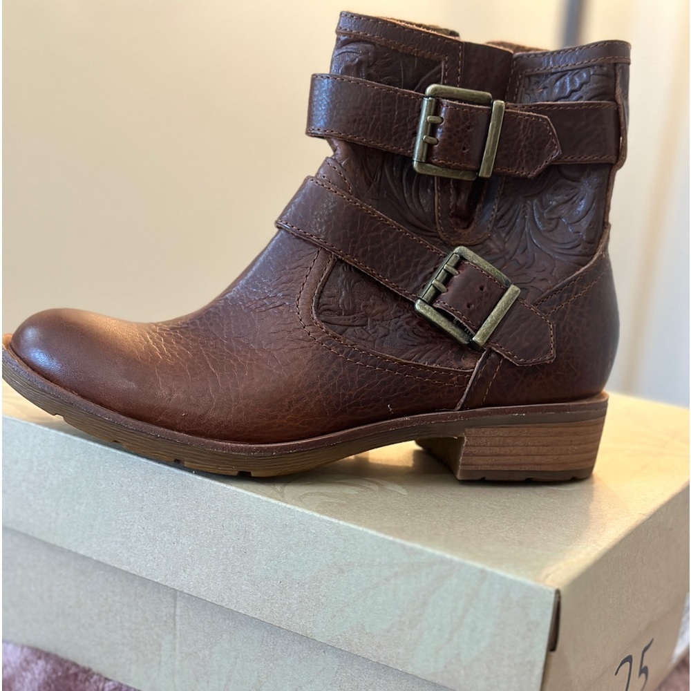 Sofft women ankle zip boots